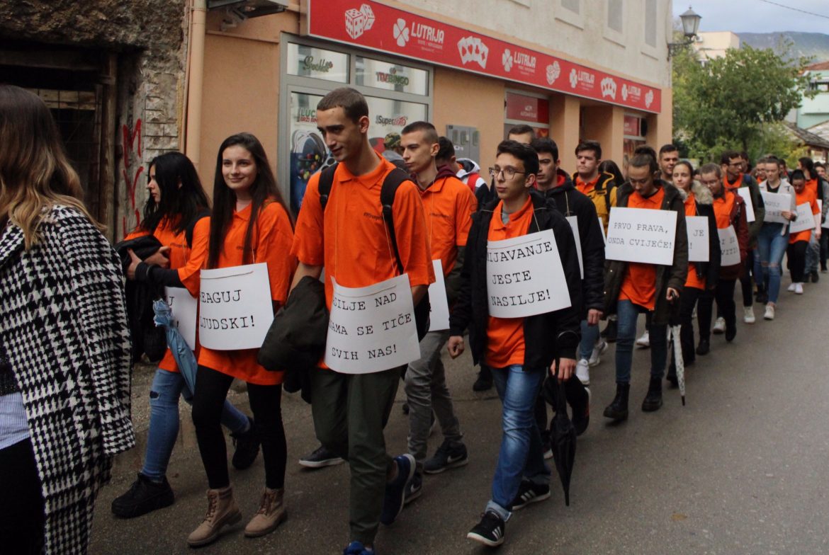 Ulična šetnja za borbu protiv nasilja nad ženama